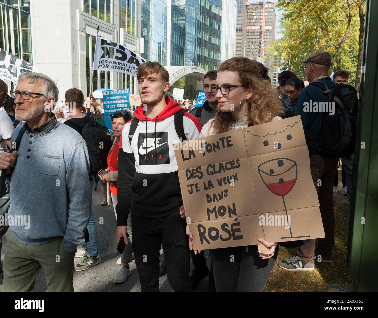 Les gens à sortir de l'école et le travail de démontrer au cours de la grève de la climatique global climate action à Bruxelles, Belgique Banque D'Images