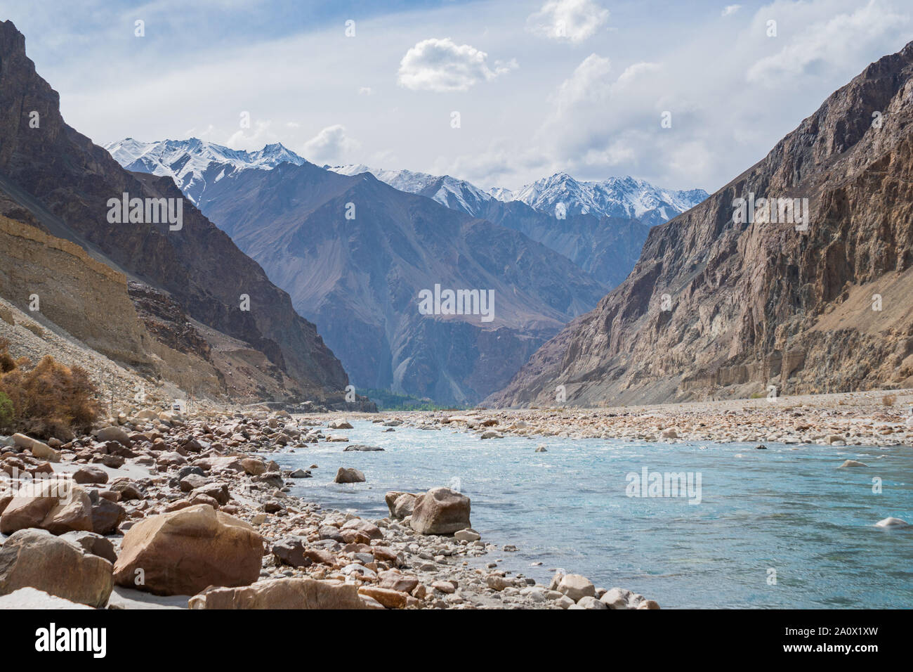 Fleuves Shyok River et fleuves Shyok Valley dans Turtuk village situé à Leh Ladakh, Inde du nord de l'état de Jammu-et-Cachemire, en Inde. Banque D'Images