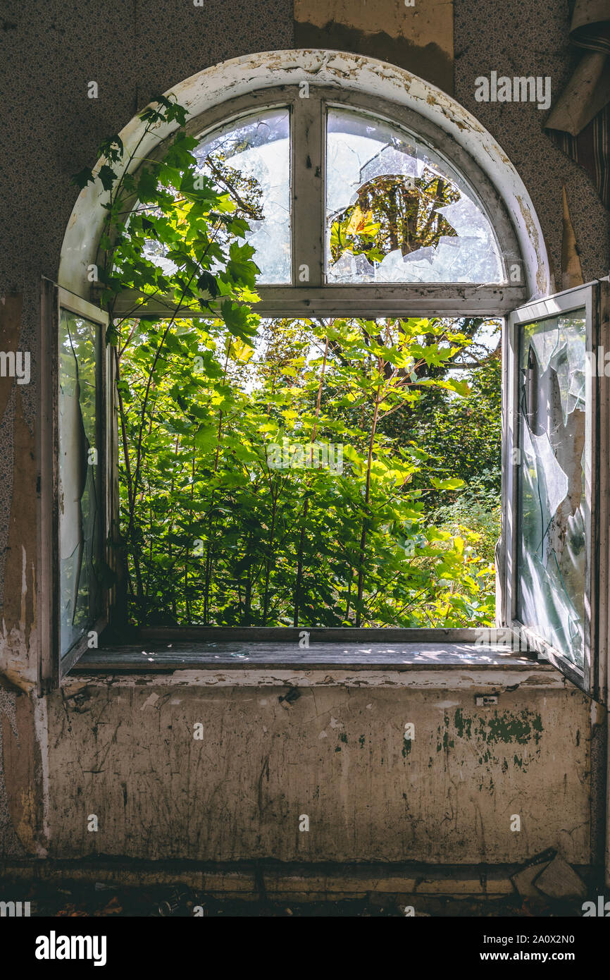 Vieille fenêtre ouverte avec verre détruits Banque D'Images
