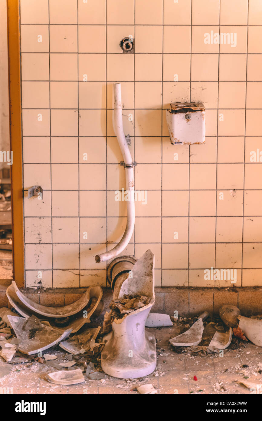 Ancienne salle de bains dans une école Banque D'Images