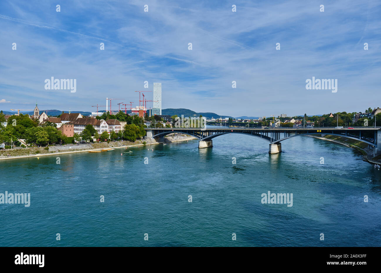 Pont sur la rivière au milieu de bâtiments en ville contre Sky Banque D'Images