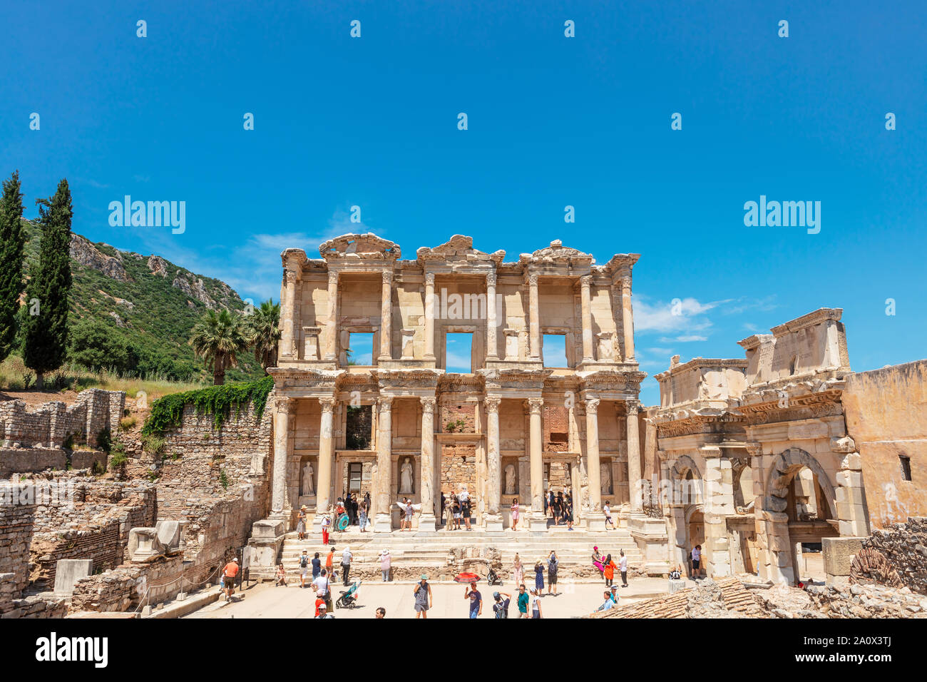 Façade de la bibliothèque de Celsus, un ancien édifice romain à Éphèse, l'Anatolie, une attraction touristique populaire. Banque D'Images