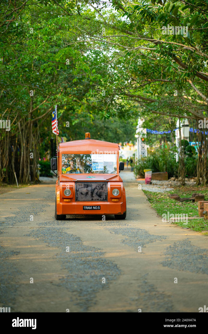 Putrajaya, Malaisie - septembre 6, 2019 : Buggy voiture ou en tramway de la route dans une attente Taman Botani Putrajaya pour les visiteurs au Royal Floria Événement. Banque D'Images