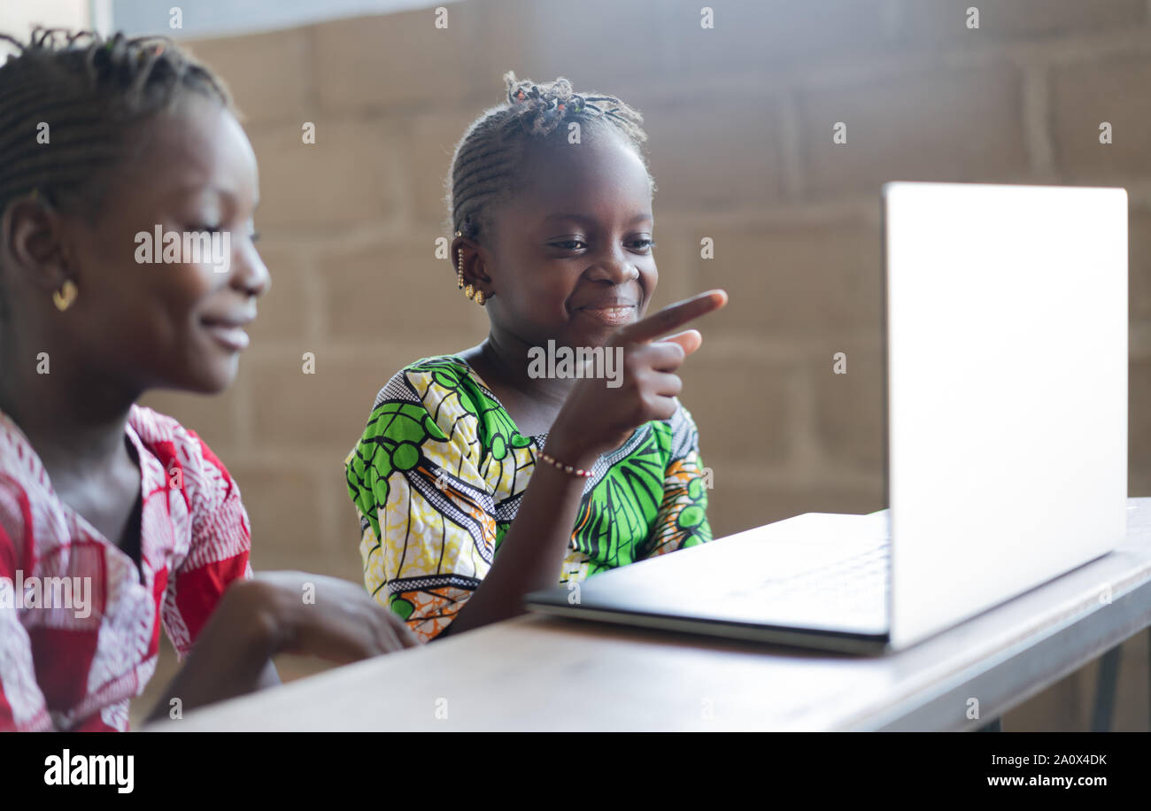 Deux filles Drôle de sourire et rire à l'ordinateur d'écran d'ordinateur portable Banque D'Images