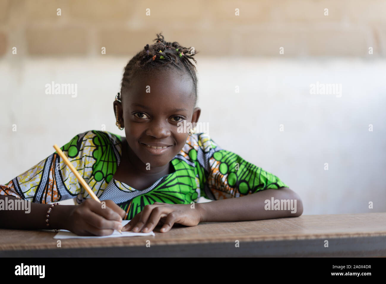 Portrait of Cute fille africaine à l'école à faire leurs devoirs Banque D'Images