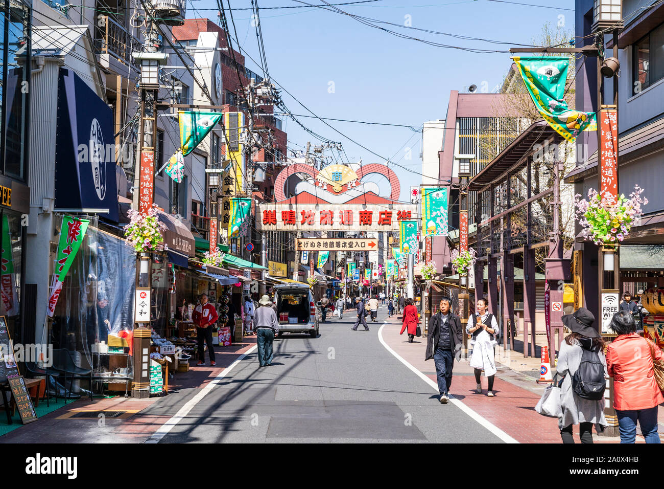 Vue de jour de 800 mètres le long de la célèbre rue commerçante Dori Jizo, connu sous le nom de "vieilles dames" à Harajuku, Tokyo ville Sugamo. Le printemps. Ciel bleu. Banque D'Images