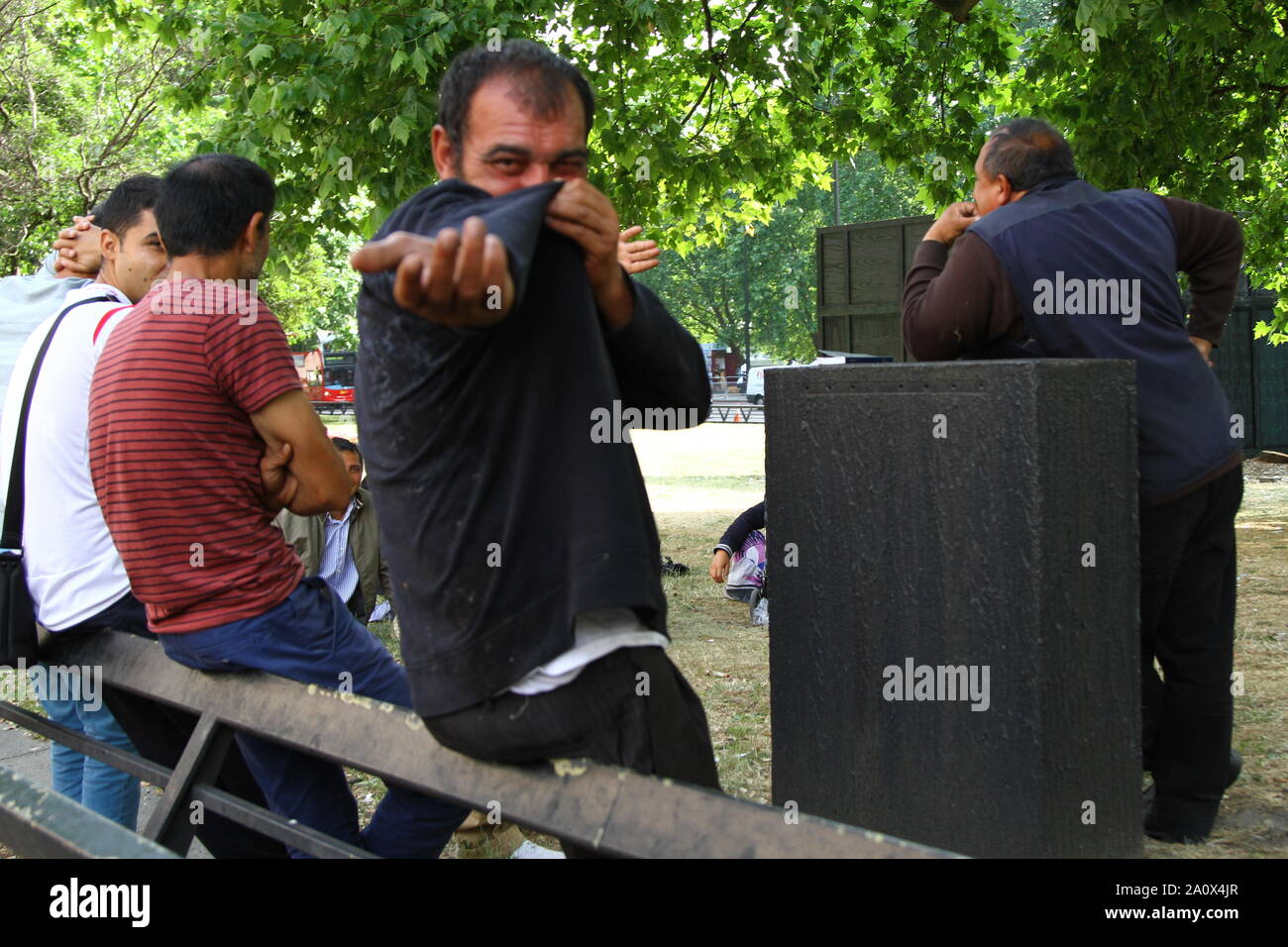 CAMP de migrants sans-abri dans la région de Park Lane, Mayfair, Londres AUTORISÉ PAR LA POLICE, MAIS LE CAMP EST LÀ DEPUIS CES PHOTOGRAPHIES ONT ÉTÉ PRISES EN 2013. Deux DES HOMMES masquer leurs visages. Certains ont de leurs mains contre de l'argent. Une HAUSSE DE LA CRIMINALITÉ DANS LA ZONE DE MAYFAIR a été rapporté. La plupart de ces campeurs bulgare et roumaine SE DÉPLACER DE HAUT EN BAS PARK LANE à Marble Arch fréquemment. Expulser les habitants de la rue qui sont citoyens de l'UE est illégale. CAMPS DE MIGRANTS. Les migrants économiques. Le vagabondage. Vagabonds. Vagabonds par choix. Banque D'Images