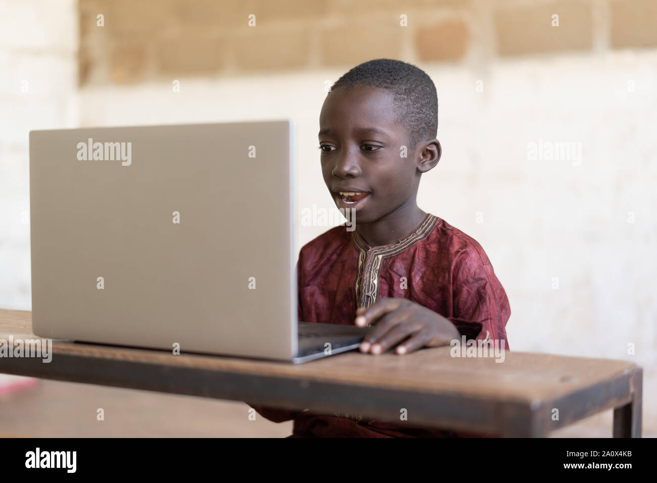 Connexion Internet moderne de l'Afrique noire africaine Boy Studying Learning Banque D'Images