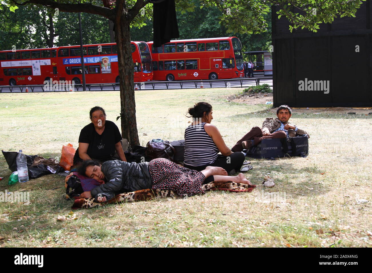 CAMP de migrants sans-abri dans la région de Park Lane, Mayfair, Londres AUTORISÉ PAR LA POLICE, MAIS LE CAMP EST LÀ DEPUIS CES PHOTOGRAPHIES ONT ÉTÉ PRISES EN 2013. Deux DES HOMMES masquer leurs visages. Certains ont de leurs mains contre de l'argent. Une HAUSSE DE LA CRIMINALITÉ DANS LA ZONE DE MAYFAIR a été rapporté. La plupart de ces campeurs bulgare et roumaine SE DÉPLACER DE HAUT EN BAS PARK LANE à Marble Arch fréquemment. Expulser les habitants de la rue qui sont citoyens de l'UE est illégale. CAMPS DE MIGRANTS. Les migrants économiques. Le vagabondage. Vagabonds. Vagabonds par choix. Banque D'Images