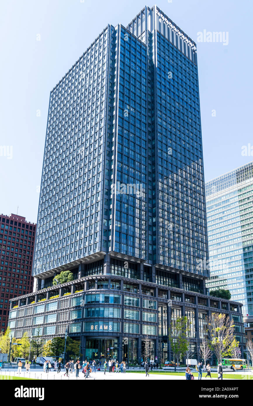 Le Japon, Tokyo. Vue au niveau du sol de l'histoire 36 Shin Marunouchi Building, communément appelé Marubiru. Boutique de mode chevrons sur rez-de-chaussée. Banque D'Images