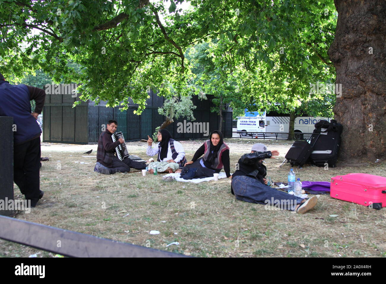 CAMP de migrants sans-abri dans la région de Park Lane, Mayfair, Londres AUTORISÉ PAR LA POLICE, MAIS LE CAMP EST LÀ DEPUIS CES PHOTOGRAPHIES ONT ÉTÉ PRISES EN 2013. Deux DES HOMMES masquer leurs visages. Certains ont de leurs mains contre de l'argent. Une HAUSSE DE LA CRIMINALITÉ DANS LA ZONE DE MAYFAIR a été rapporté. La plupart de ces campeurs bulgare et roumaine SE DÉPLACER DE HAUT EN BAS PARK LANE à Marble Arch fréquemment. Expulser les habitants de la rue qui sont citoyens de l'UE est illégale. CAMPS DE MIGRANTS. Les migrants économiques. Le vagabondage. Vagabonds. Vagabonds par choix. Banque D'Images