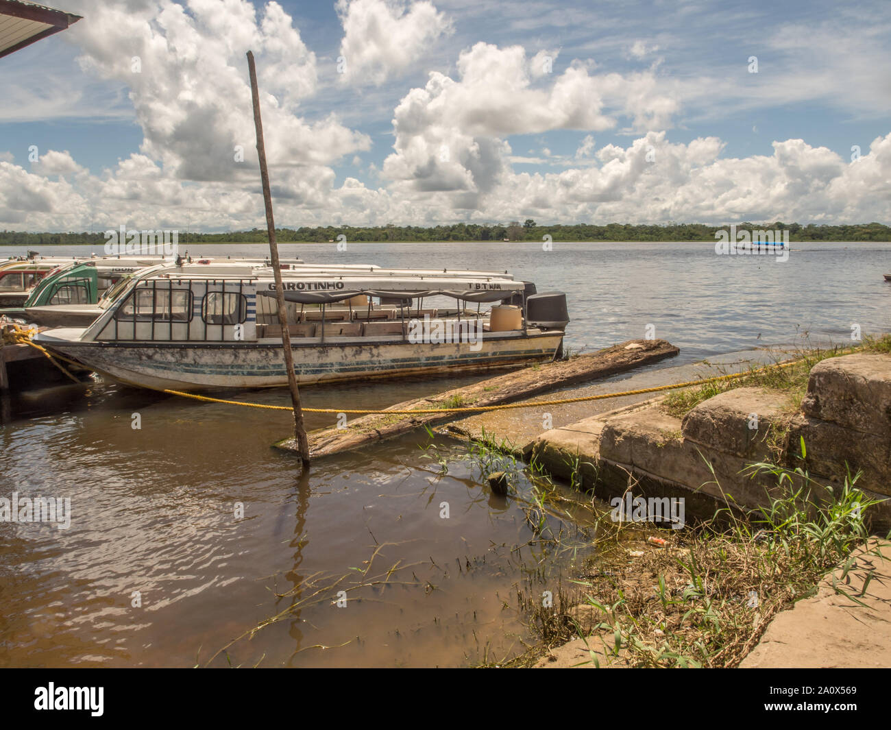 Benjamin Constant, le Brésil - 10 mai 2016 : bateau rapide dans le port d'Amazone. L'Amérique du Sud. Amazon River. Tres fronteras. Forêt de pluie Amazoni Banque D'Images