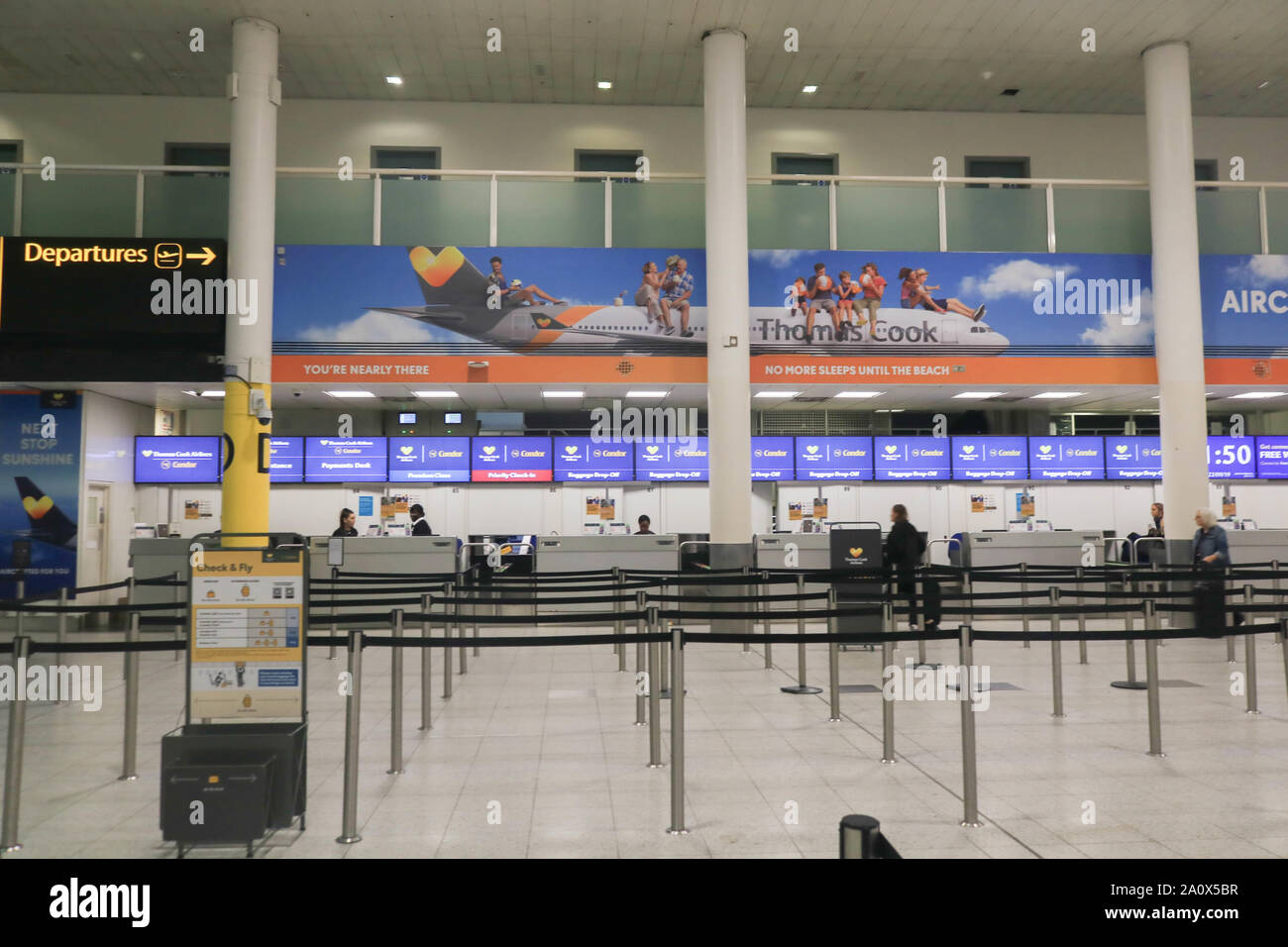 Londres, Royaume-Uni - 22 septembre 2019 . *Permission accordée*. Vérifier au comptoir de Thomas Cook Airlines à l'aéroport de Gatwick, le tour-opérateur fait face à des difficultés financières avec 150 000 passagers et vacanciers sont en détresse à l'étranger. Thomas Cook a besoin de soulever un autre £200millions de dollars pour éviter d'aller dans administration Crédit : amer ghazzal/Alamy Live News Banque D'Images