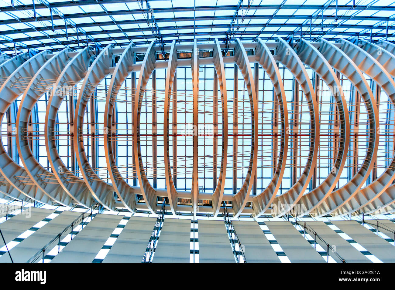 Le Japon, Tokyo International Forum. L'intérieur. Les pans de verre métal vu de toit directement ci-dessous. Éclairé avec une lumière douce, Blue Hour. Banque D'Images
