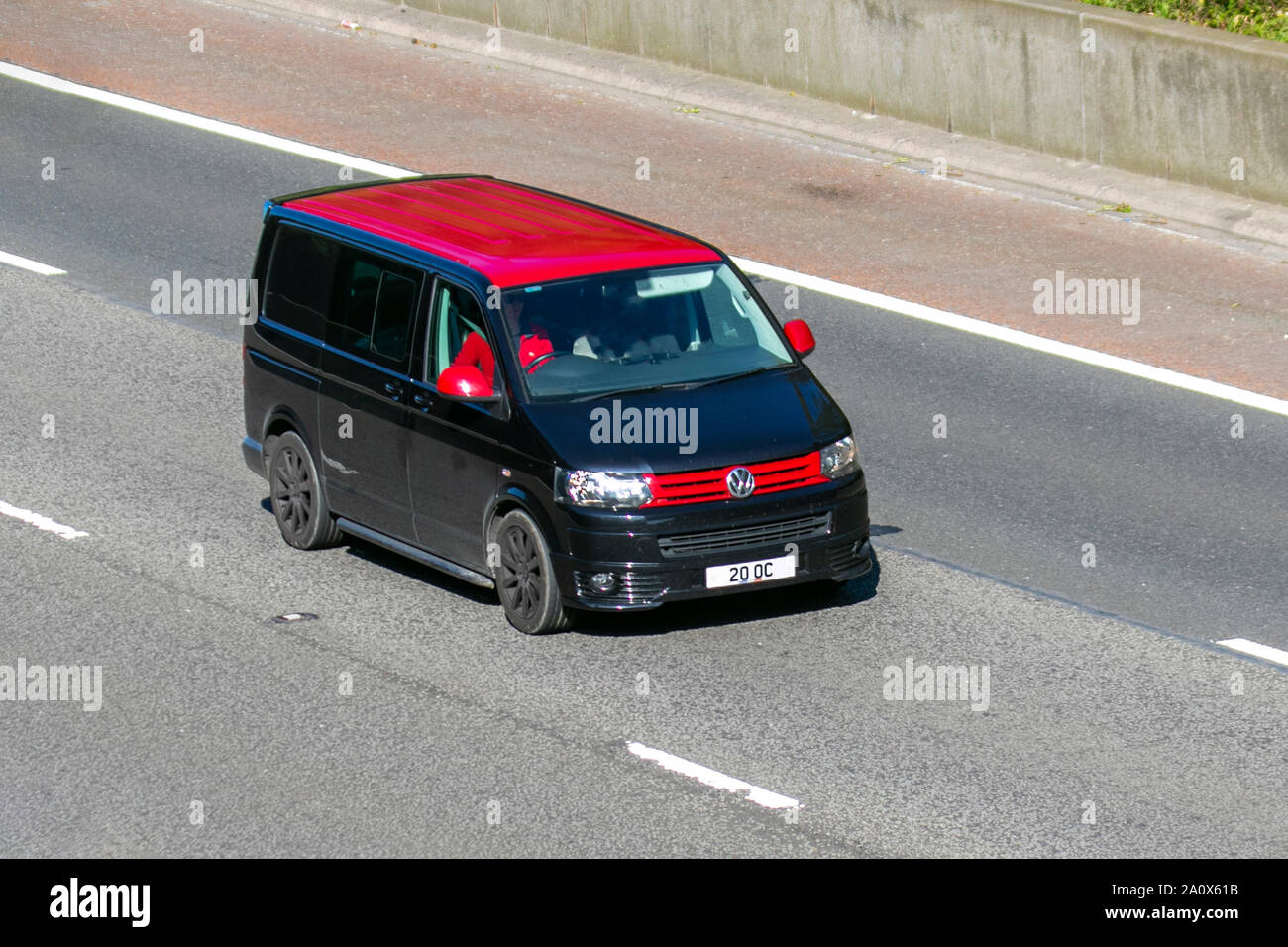 Rouge noir VW Volkswagen transporter 30 Hline 140 TDI transporteur; UK voiture de voiture, transport, moderne, berline, direction sud sur l'autoroute   à 3 voies. Banque D'Images