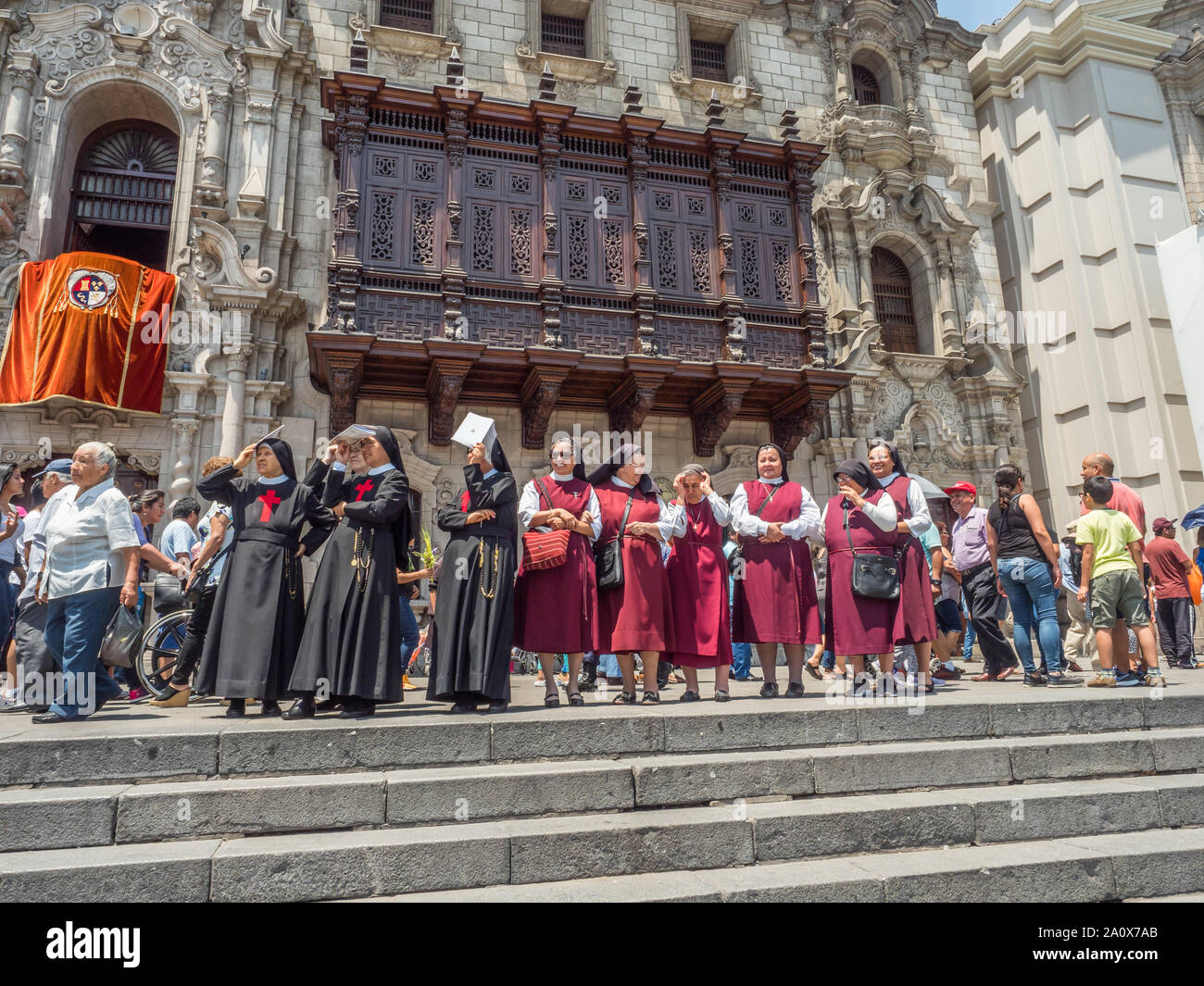 Lima, Pérou - le 29 mars 2018 : des religieuses dans la rue de Lima à côté de palais de l'Archevêque de Lima. Temps de Pâques. Jeudi Saint. Plaza de Armas, Pérou, Sout Banque D'Images