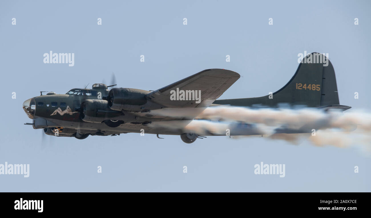 WW2 Boeing B-17 Flying Fortress 'Sally B' battant l'affichage à l'IWM Duxford 2019 Spectacle aérien de la bataille d'Angleterre, Cambridgeshire, Angleterre, RU Banque D'Images