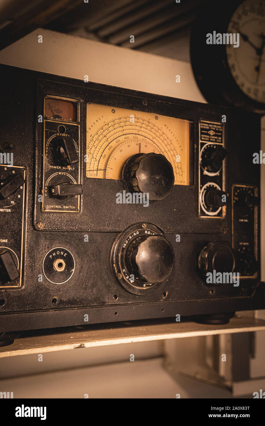 Pearl Harbor, New York - 23 août 2019 : une vieille radio à l'intérieur du sous-marin USS Bowfin au Pearl Harbour Historic Centre d'accueil. Banque D'Images