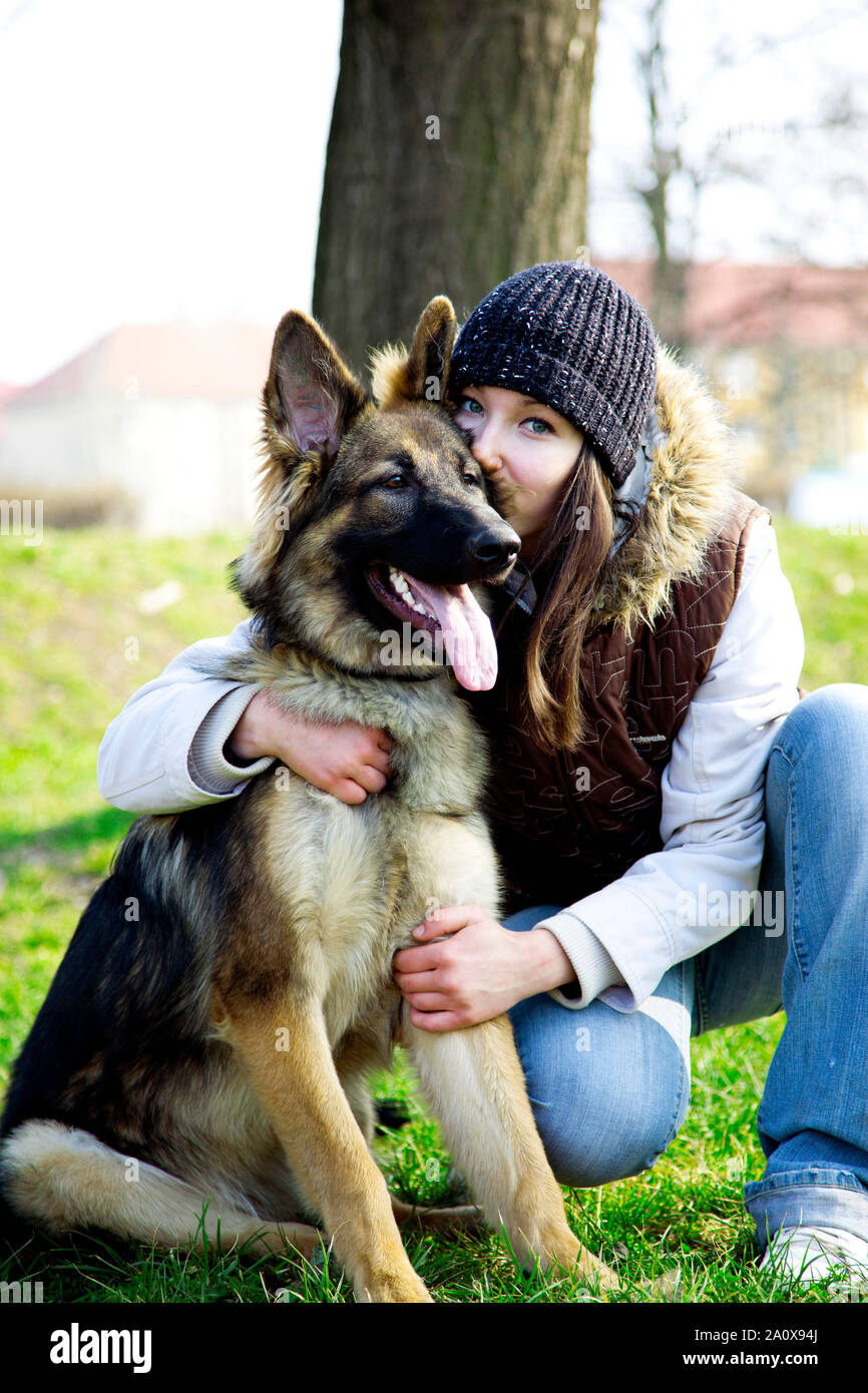 Un heureux, jeune femme est un mignon Huging Berger Allemand, Chien de  Berger dans le parc à l'automne, temps d'automne. Un joli portrait de  l'amitié Photo Stock - Alamy