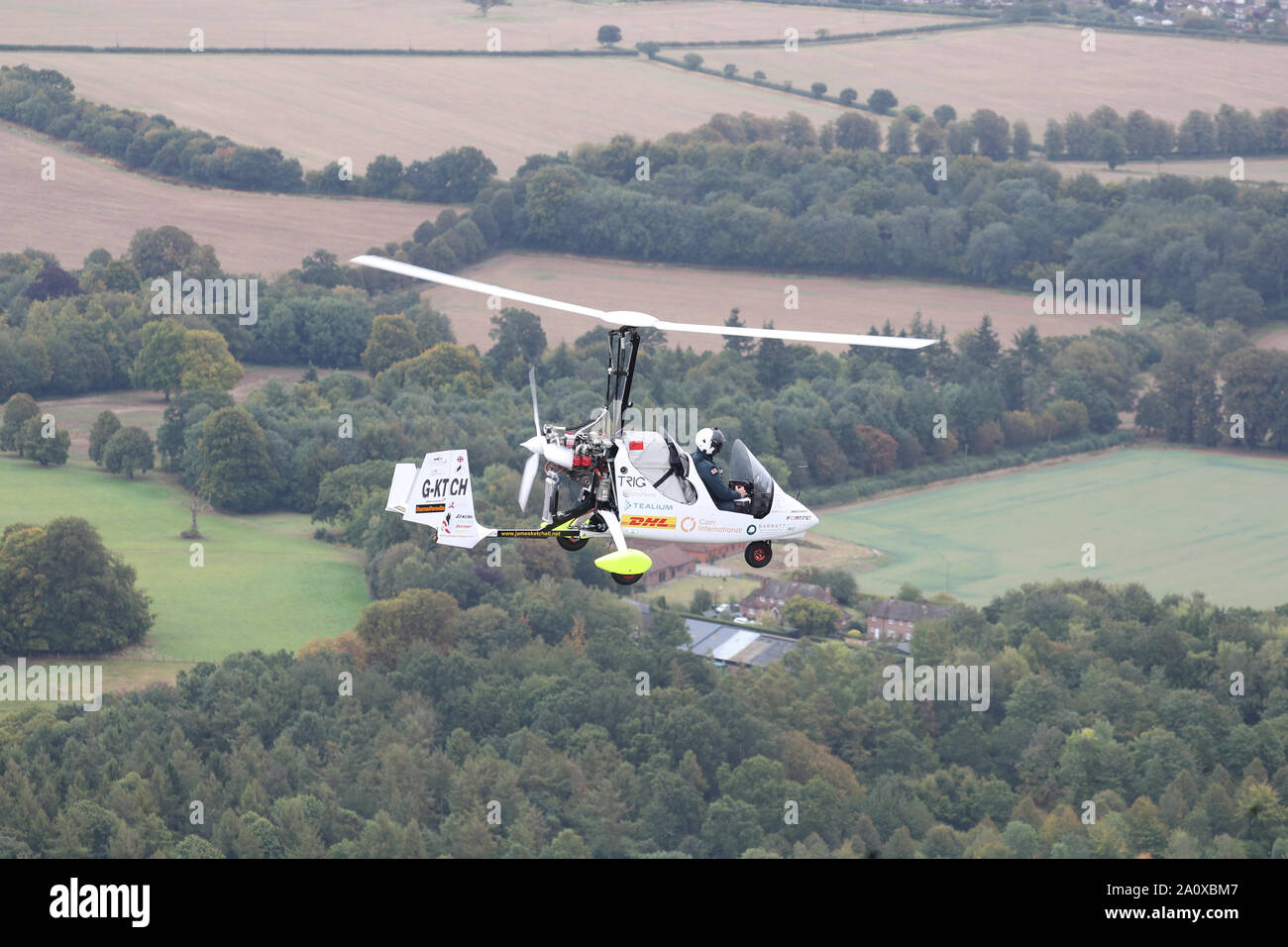 James Ketchell arrive en terre à l'Aérodrome de Popham dans Hampshire après être devenu la première personne à faire le tour du globe dans un gyrocopter. Banque D'Images