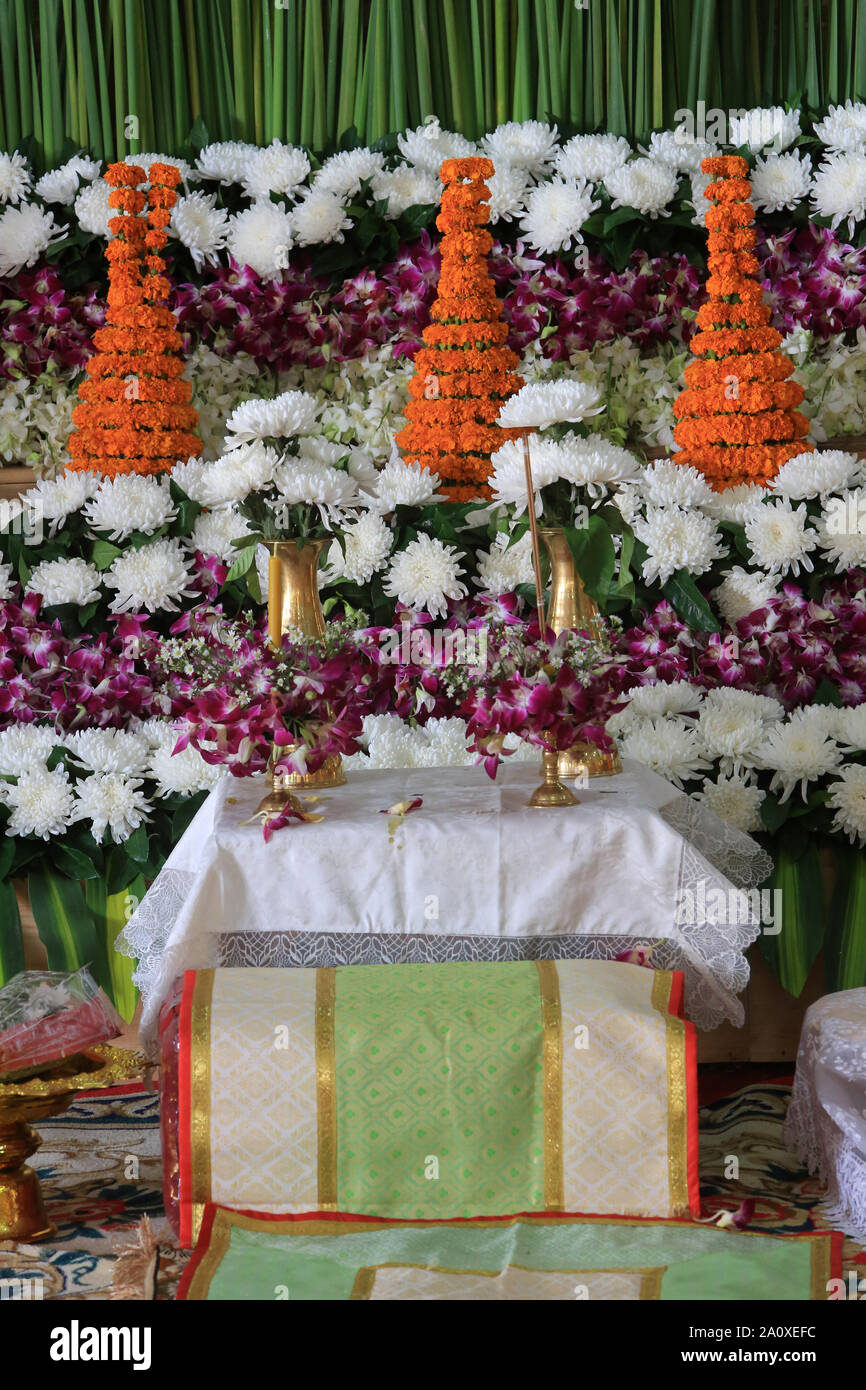 Composition florale. Jasmin et œillets. Wat Ong Teu Mahawihan. Temple du Bouddha lourd. Vientiane. Le Laos. / Composition florale. Jasmine. Banque D'Images