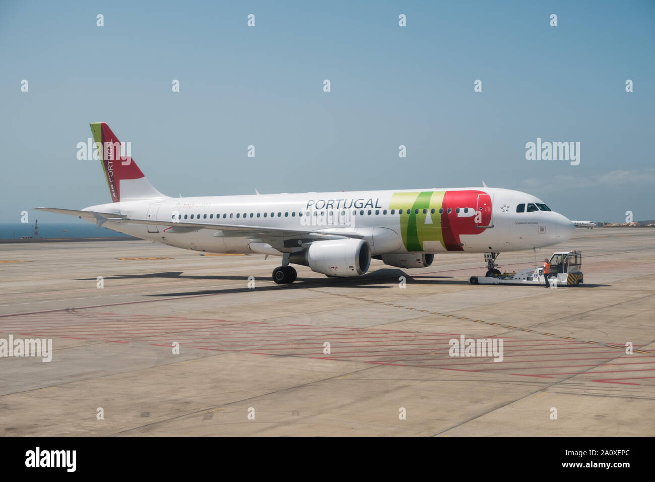 Tenerife, Espagne, août 2019 : Avion de la compagnie aérienne TAP Air Portugal sur la piste de l'aéroport Banque D'Images