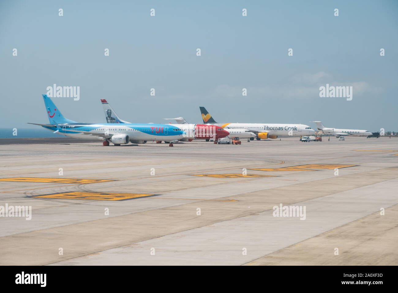 Tenerife, Espagne, août 2019 : Les avions de la compagnie aérienne Thomas Cook Tui et norvégien et sur la piste de l'aéroport Banque D'Images