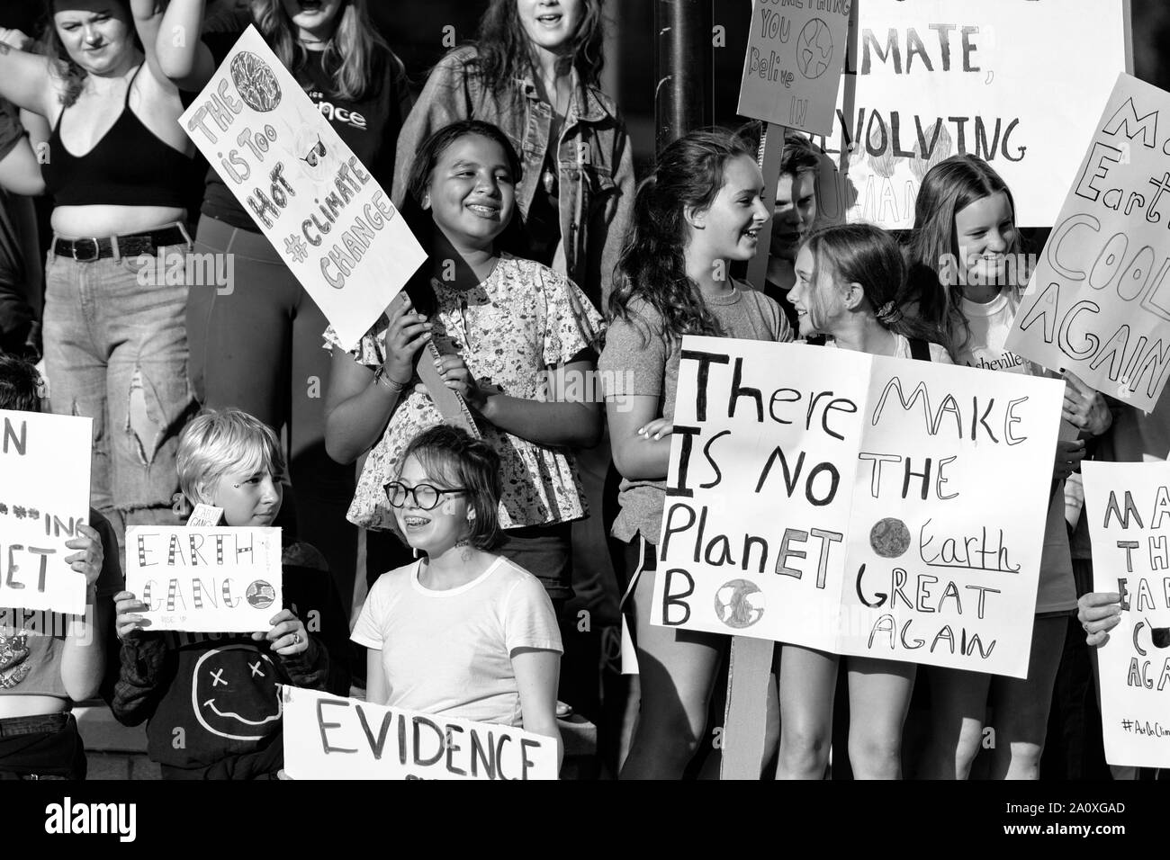 Les filles du lycée dans une foule détiennent des signes au Rallye international de justice à Asheville, NC, USA Banque D'Images