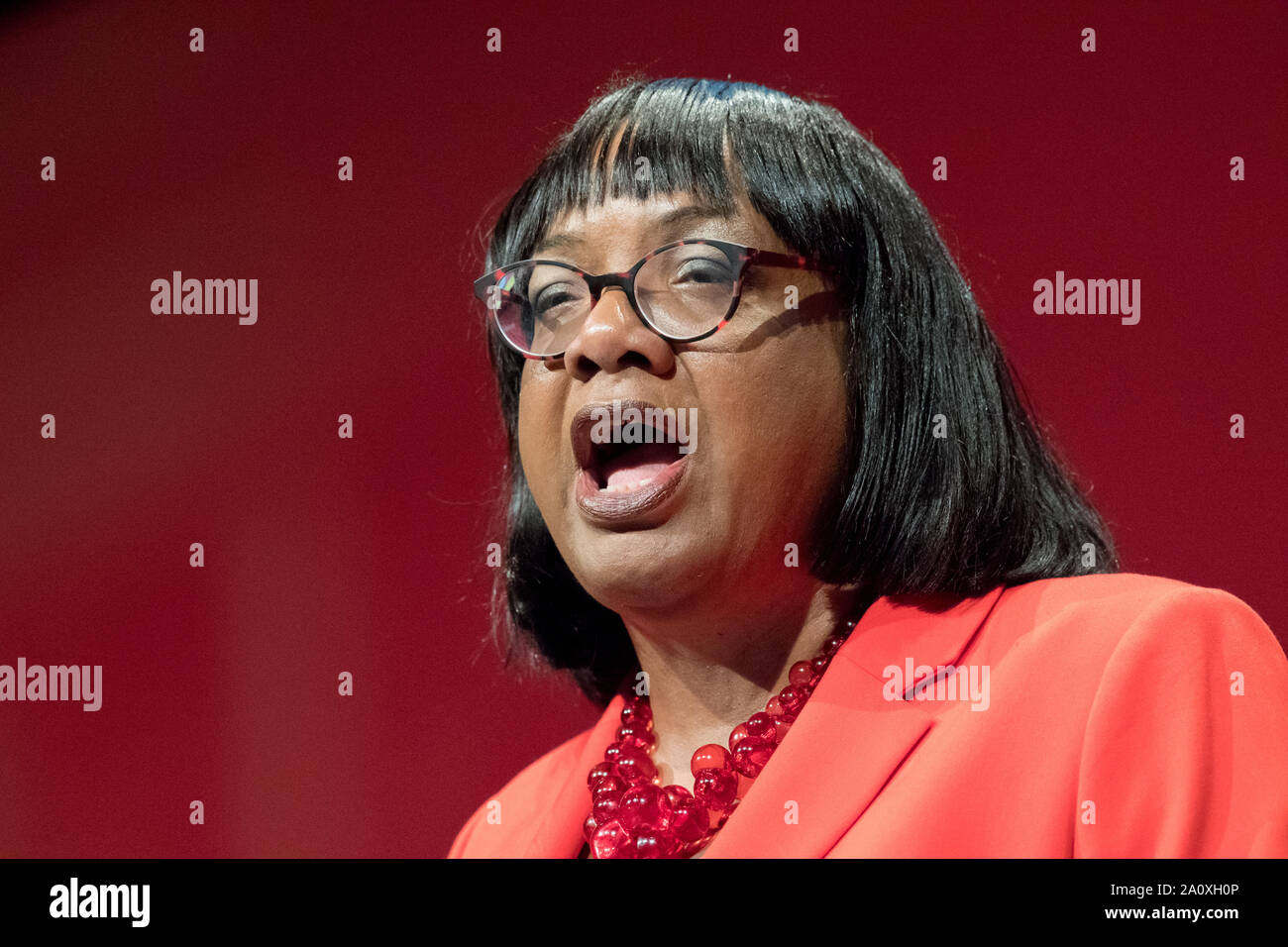 Brighton, UK. 22 sept 2019. Diane Abbott député Secrétaire d'accueil parlant de l'ombre sur la scène principale de la reconstruction des services publics à la conférence annuelle du Parti travailliste 2019 Credit : Alan Beastall/Alamy Live News. Banque D'Images