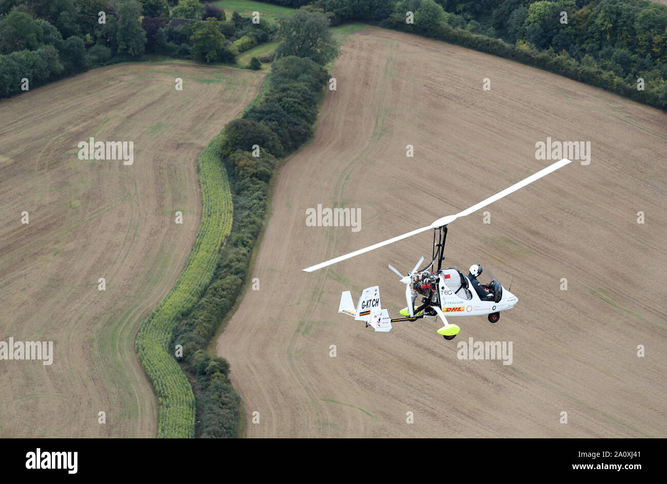 L'aventurier britannique James Ketchell arrive en terre à l'Aérodrome de Popham dans Hampshire après être devenu la première personne à faire le tour du globe dans un gyrocopter. Banque D'Images