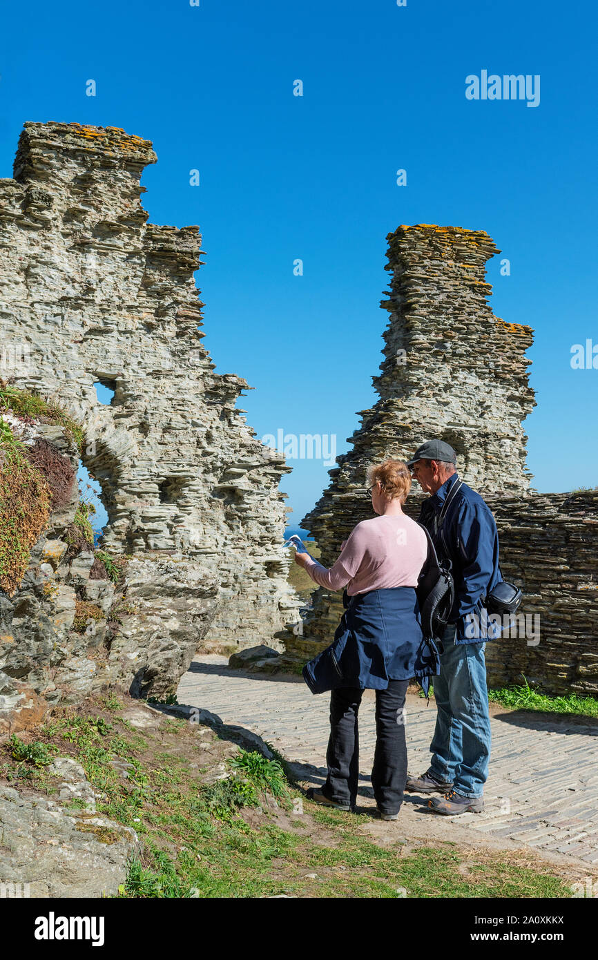 Les visiteurs du château de tintagel en Cornouailles, Angleterre, Grande-Bretagne, Royaume-Uni. Banque D'Images