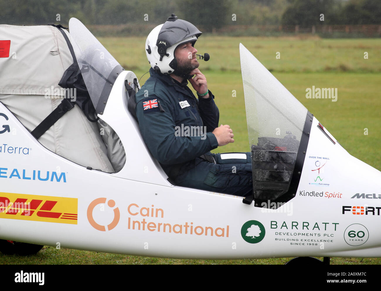 James Ketchell atterrit à l'Aérodrome de Popham dans Hampshire après être devenu la première personne à faire le tour du globe dans un gyrocopter. Banque D'Images