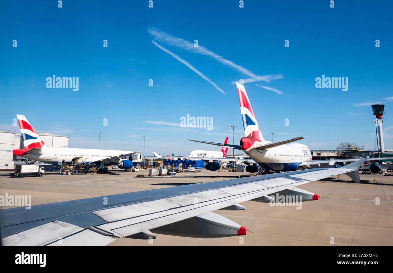 Vue depuis la fenêtre de l'avion les avions de British Airways, l'aéroport de Heathrow, Londres, Angleterre, Royaume-Uni Banque D'Images