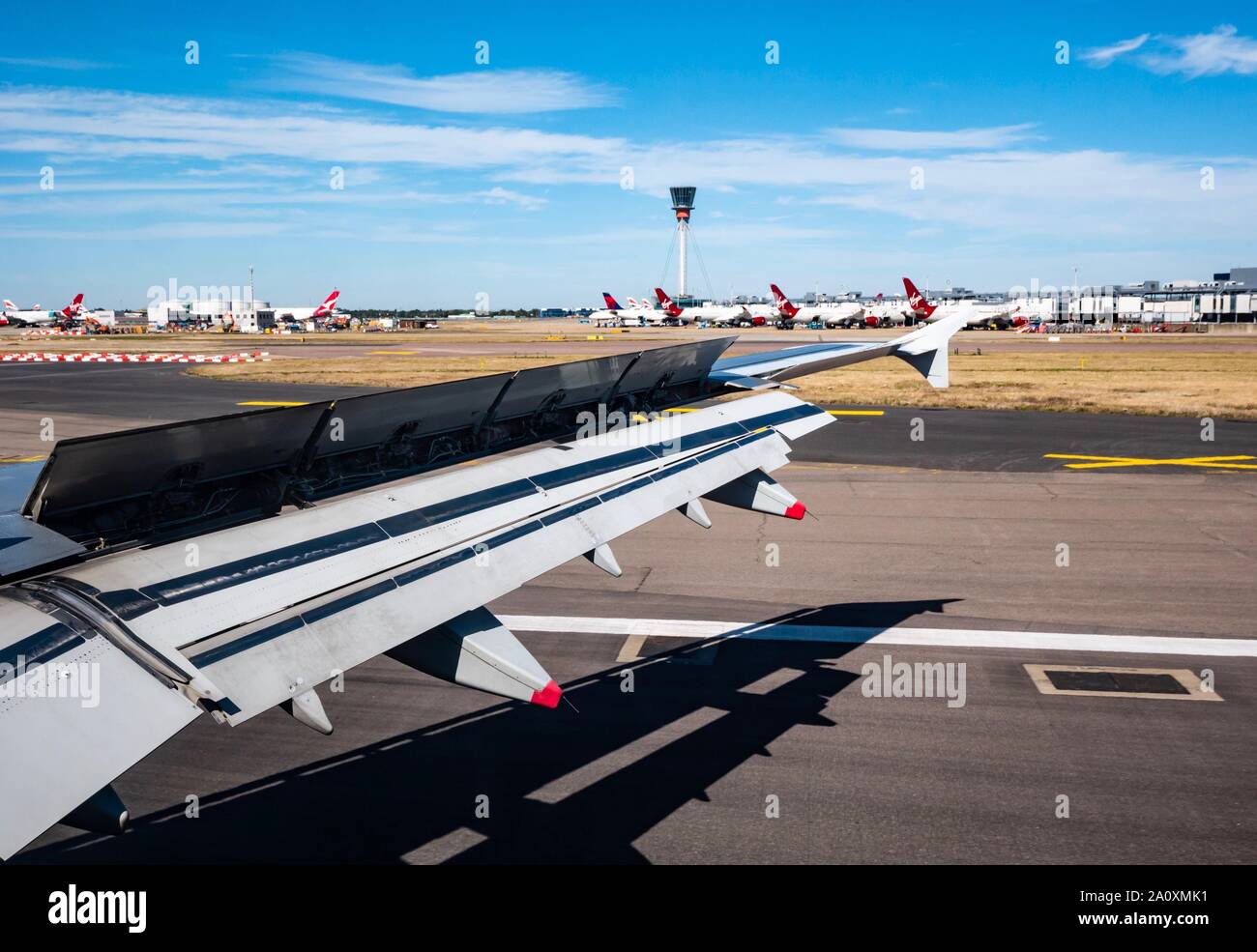 Vue depuis la fenêtre de l'avion sur l'atterrissage de l'aile sur la piste de l'aéroport avec des avions de Virgin Atlantic, Londres, Angleterre, Royaume-Uni Banque D'Images