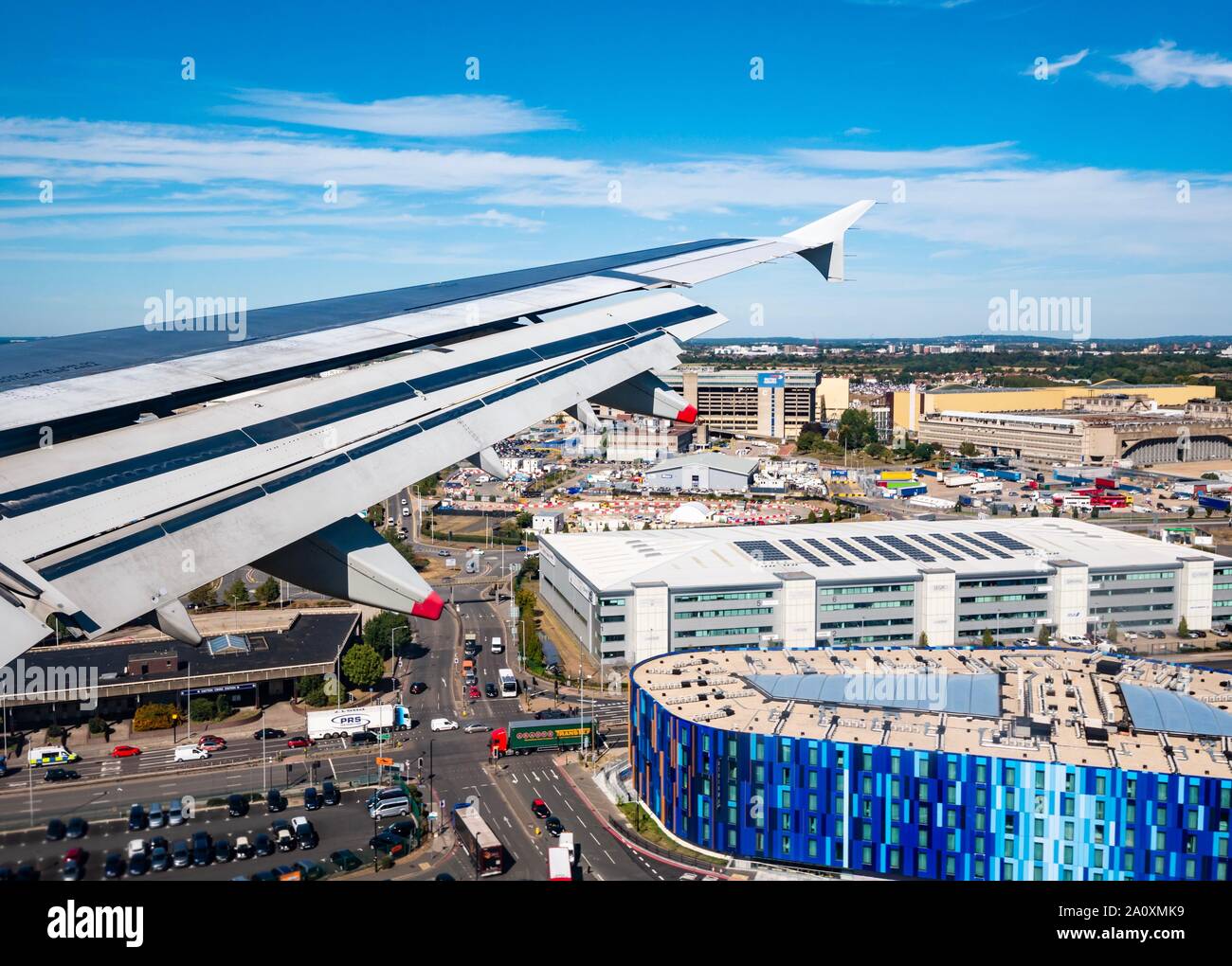 Vue depuis la fenêtre de l'avion sur le vol de l'aile dans l'aéroport de Heathrow, Londres, Angleterre, Royaume-Uni Banque D'Images