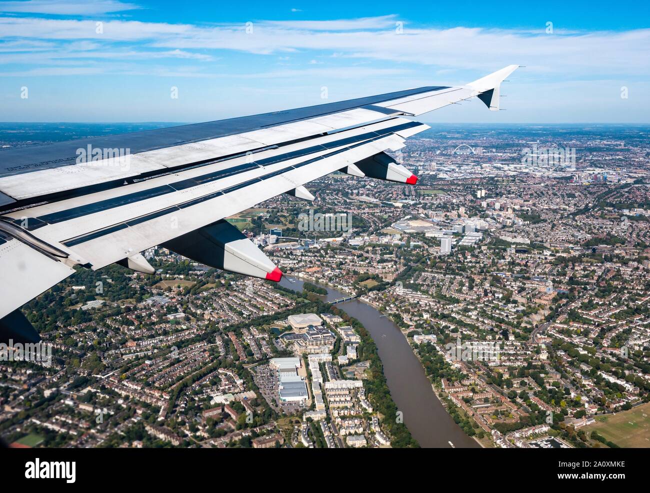 Vue depuis la fenêtre de l'avion avec l'aile au-dessus de la rivière Thames, London, England, UK Banque D'Images