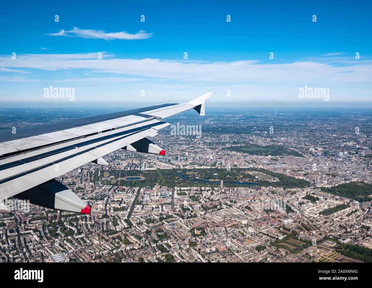 Vue depuis la fenêtre de l'avion avec l'aile au-dessus de Londres à Hyde Park et Regent's Park, London, England, UK Banque D'Images
