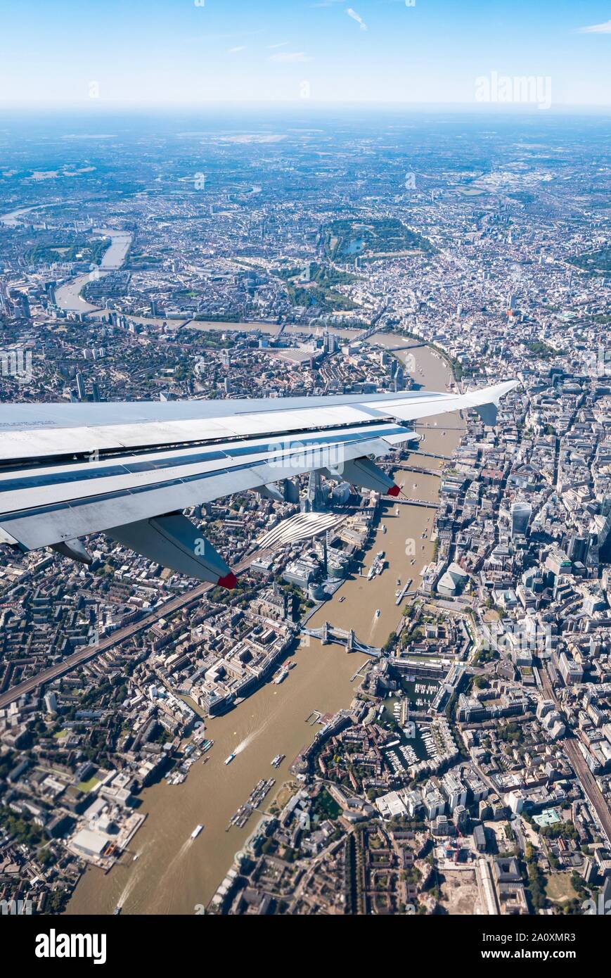 Vue depuis la fenêtre de l'avion avec aile sur la Tamise, Tower Bridge, Hyde Park & City of London, Angleterre, Royaume-Uni Banque D'Images