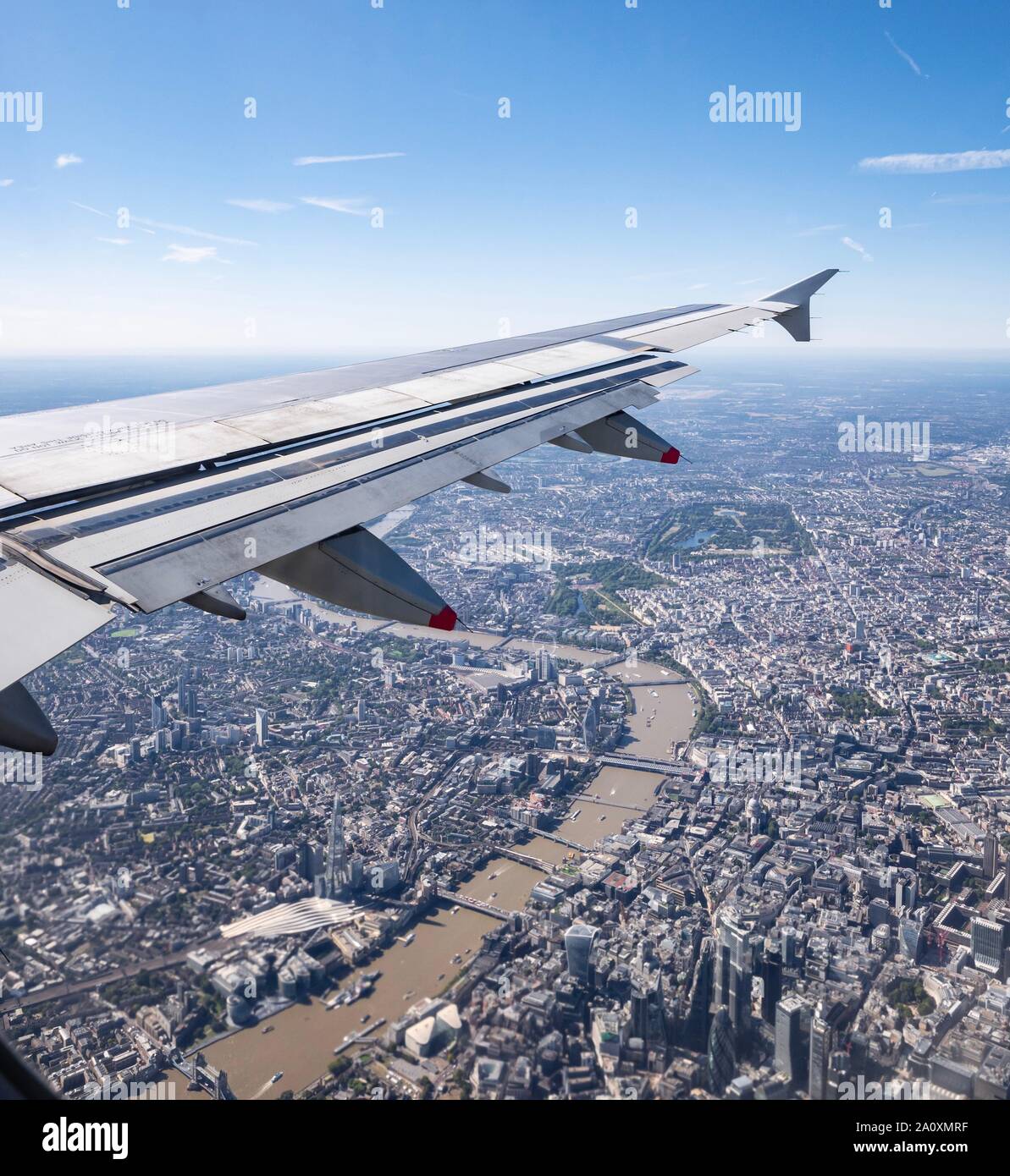 Vue depuis la fenêtre en avion sur la Tamise et le centre-ville, avec Shard et Hyde Park, Londres, Angleterre, Royaume-Uni Banque D'Images