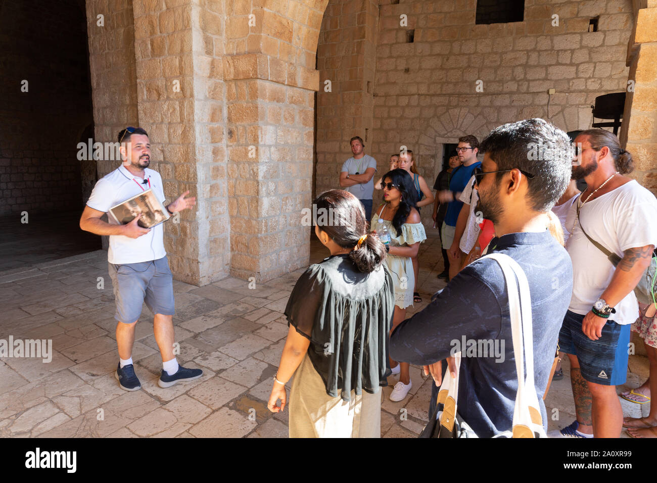 Dubrovnik jeu des trônes ; les touristes qui sont fans de la série TV sur une visite guidée des lieux utilisés, la vieille ville de Dubrovnik, Dubrovnik Croatie Europe Banque D'Images