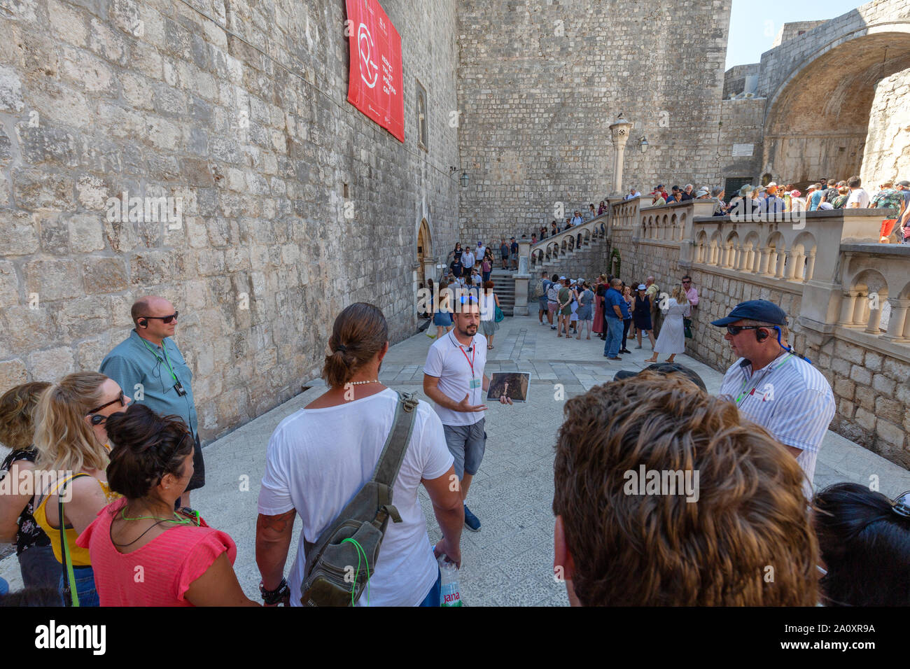 Dubrovnik jeu des trônes ; les touristes qui sont fans de la série TV sur une visite guidée des lieux utilisés, la vieille ville de Dubrovnik, Dubrovnik Croatie Europe Banque D'Images