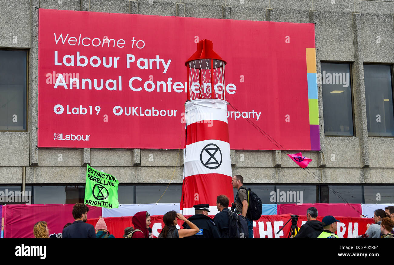 Brighton UK 22 Septembre 2019 - Les membres des groupes de protection de l'environnement extérieur de la rébellion d'extinction de la conférence du parti travailliste qui a lieu au centre de Brighton cette année. Crédit photo : Simon Dack / Alamy Live News Banque D'Images