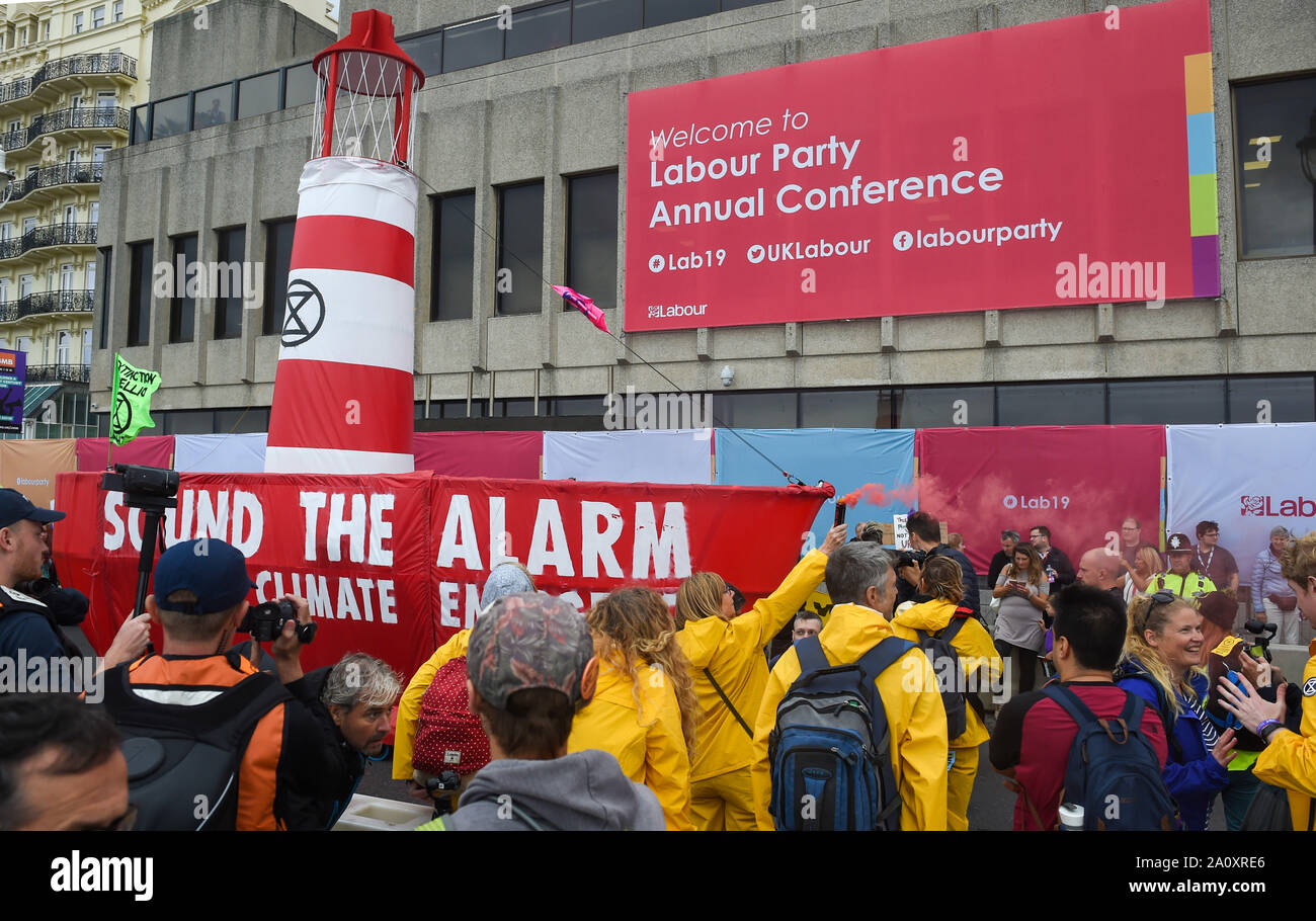 Brighton UK 22 Septembre 2019 - Les membres des groupes de protection de l'environnement extérieur de la rébellion d'extinction de la conférence du parti travailliste qui a lieu au centre de Brighton cette année. Crédit photo : Simon Dack / Alamy Live News Banque D'Images