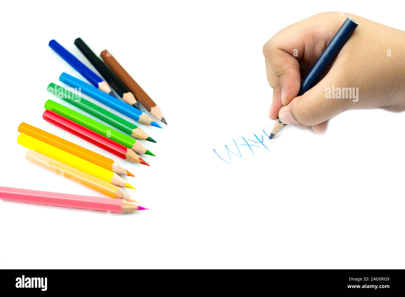 Close up de fille main avec crayon écrivant des mots anglais à la main sur  papier blanc bloc-notes à fond blanc, l'enfant qui apprend à écrire des  lettres de l'al Photo Stock -