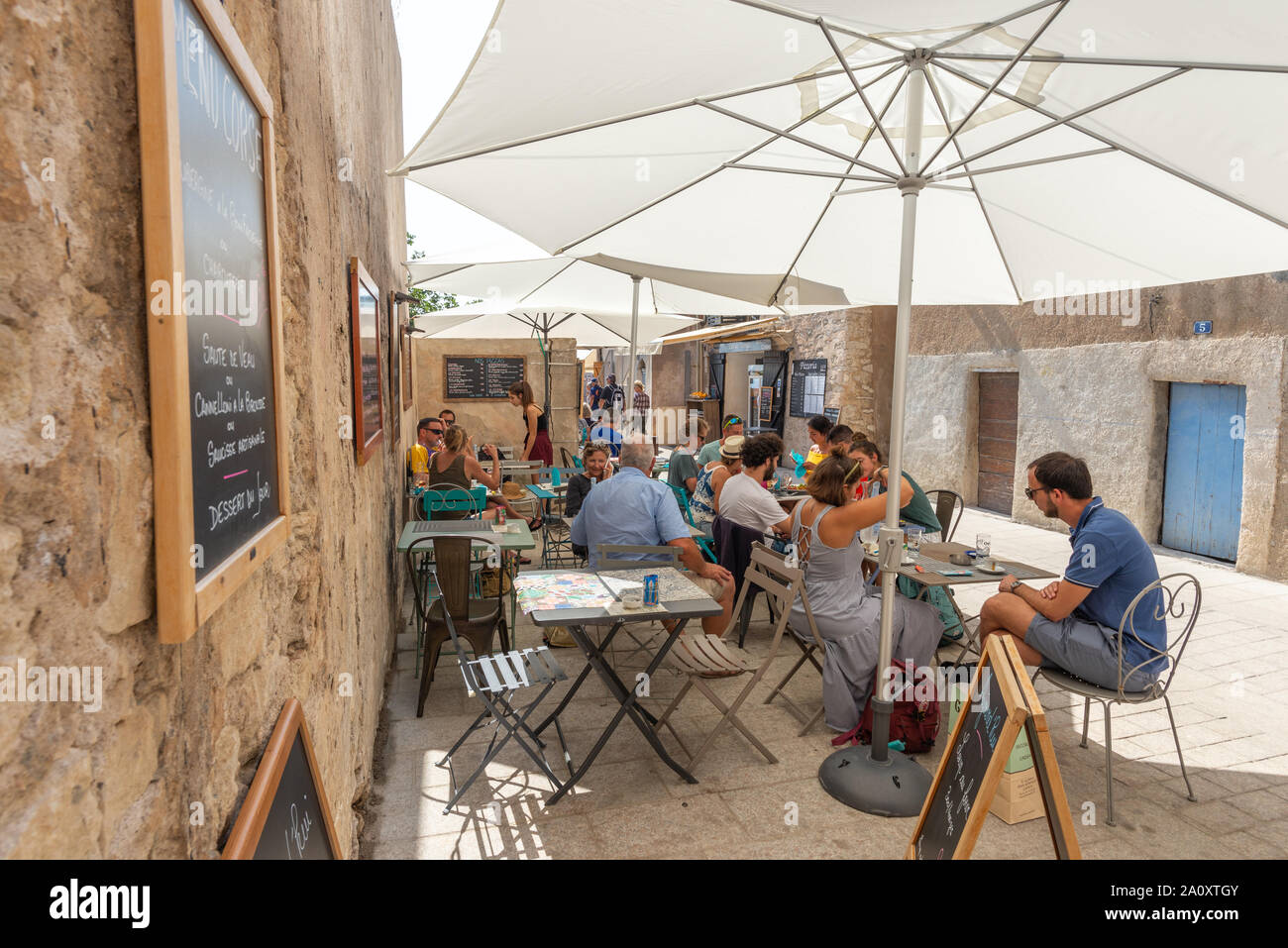 Bonifacio, Corse, France - Sep 19, 2019 : les touristes de manger sur des tables à l'extérieur d'un restaurant local dans la vieille ville de Bonifacio. Prise lors d'un su Banque D'Images