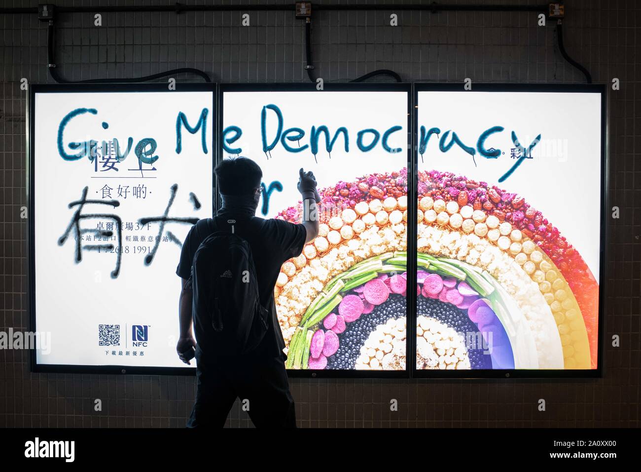 Faire une démonstration de l'écriture graffiti durant les manifestations.les manifestants continuent de démontrer l'ensemble de Hong Kong pour la 15e semaine consécutive. La démonstration a eu lieu dans un centre commercial à Yuen Long contre le gouvernement. Banque D'Images