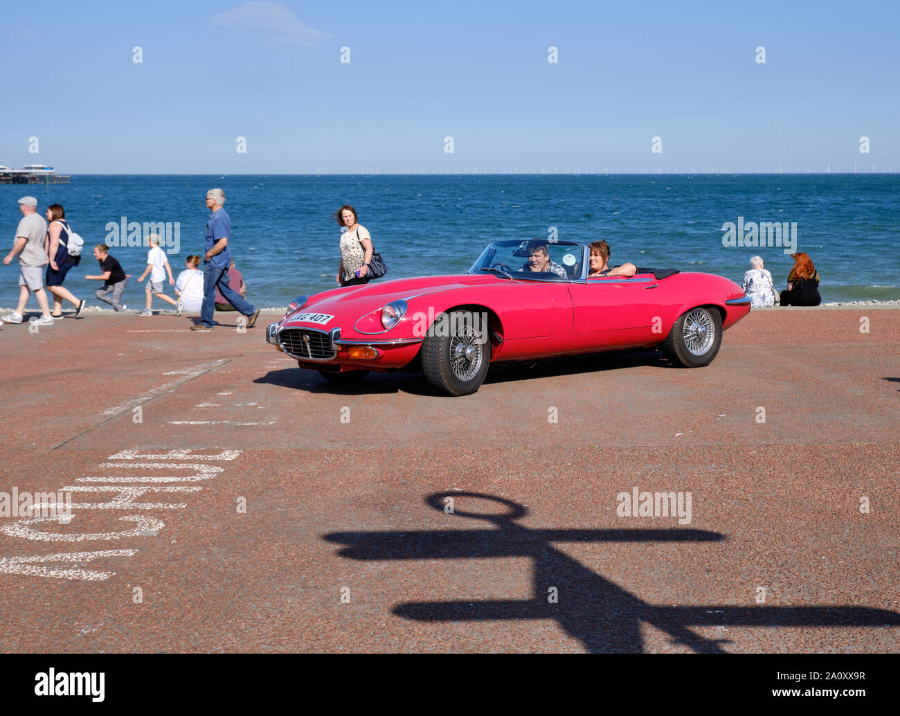 Jaguar XK club voitures participant à ronde Bretagne Côte d'arrêt international sur plage de LLandudno. pour recueillir des fonds pour le cancer de la Prostate UK Banque D'Images