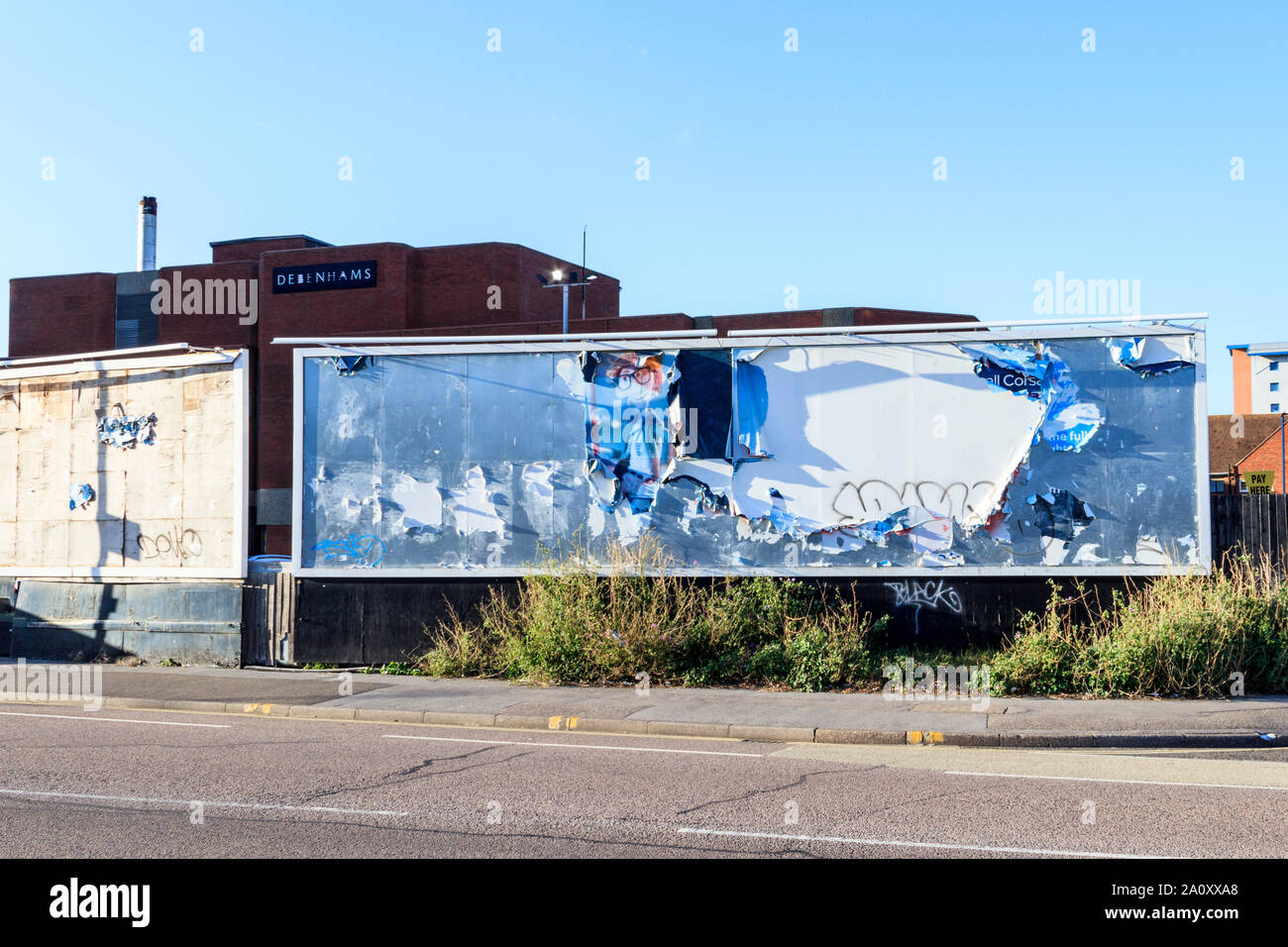 Une déchirure et l'épluchage billboard affiche, Portsmouth, Angleterre, RU Banque D'Images