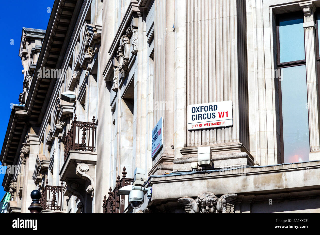 Plaque de rue et de l'architecture à Oxford Circus, Londres, UK Banque D'Images