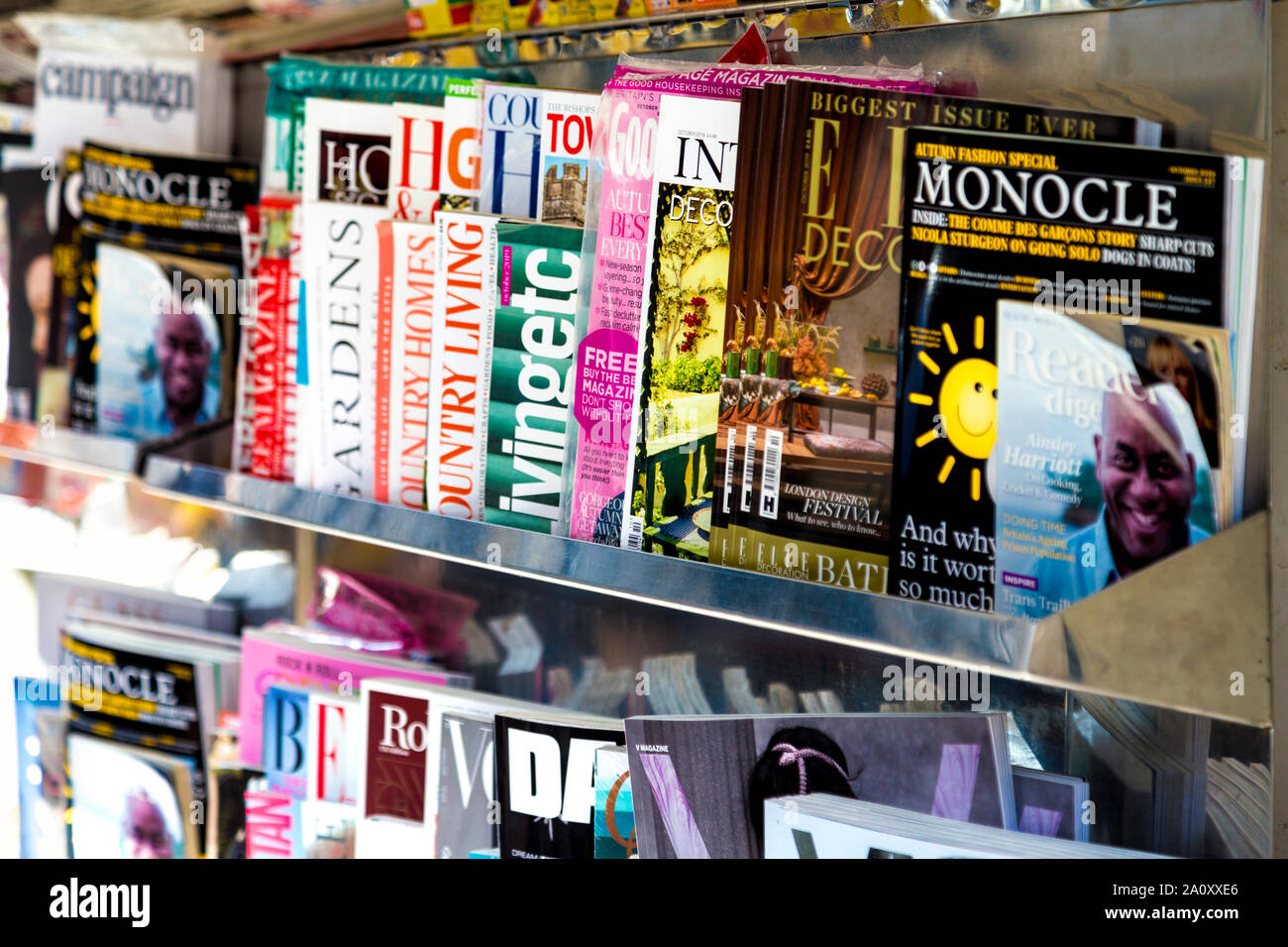 Sélection de magazines sur un stand de journaux Banque D'Images